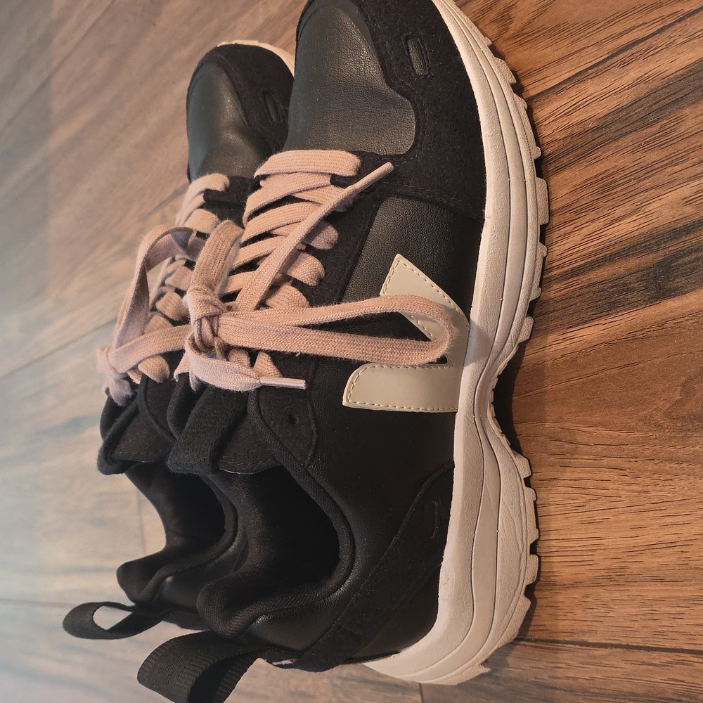 Veja Sneakers Size 9 Or EUR 40. Black, White, Taupe And Gray